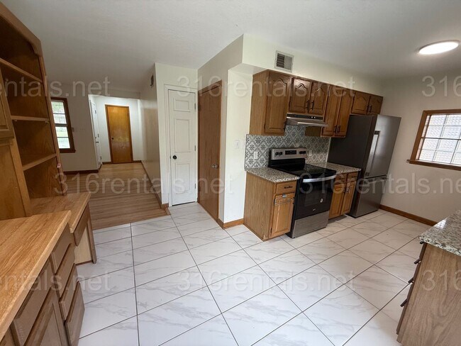 Building Photo - $1400 - 3 bedroom / 1 bathroom - Single Fa...