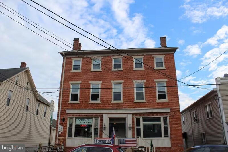 Primary Photo - 142 E Main St