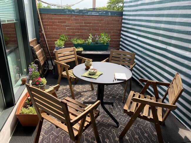 Private Deck!! - 1717 Mount Pleasant St