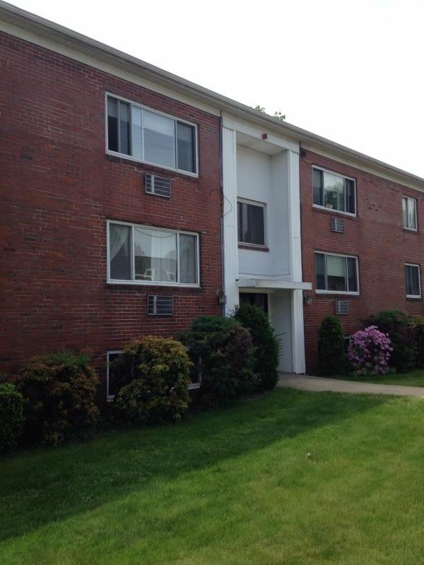 Building Photo - TWO BEDROOM - CLOSE TO HIGHWAY /SHOPPING