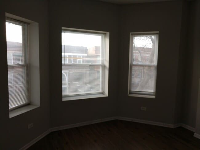 Building Photo - 6219 S Rhodes Ave