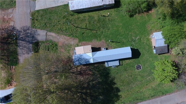 Building Photo - 302 E Beattie St