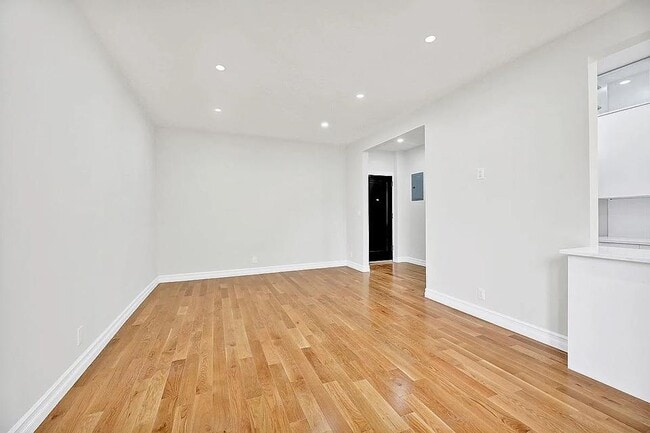 Foto del edificio - 7101 Shore Rd