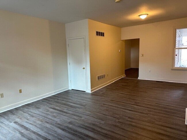 Building Photo - 3 Bedroom 1 Bathroom Harrisburg School Dis...