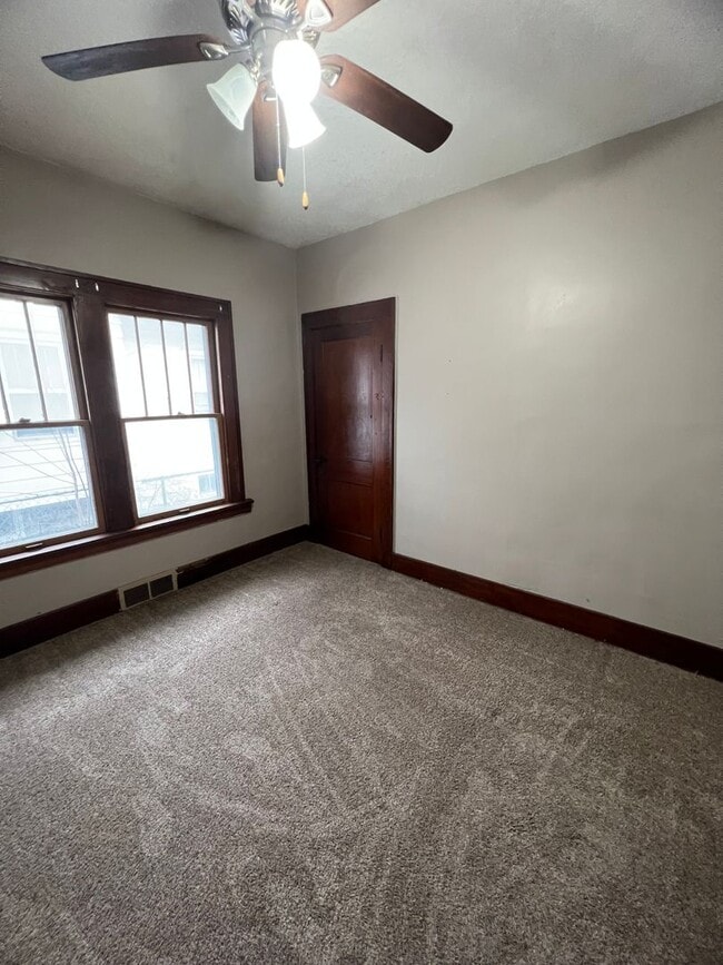 Building Photo - MORE PICTURES COMING SOON! There is a $25 ...