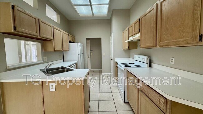 Foto del edificio - 8943 Country Bend Cir N
