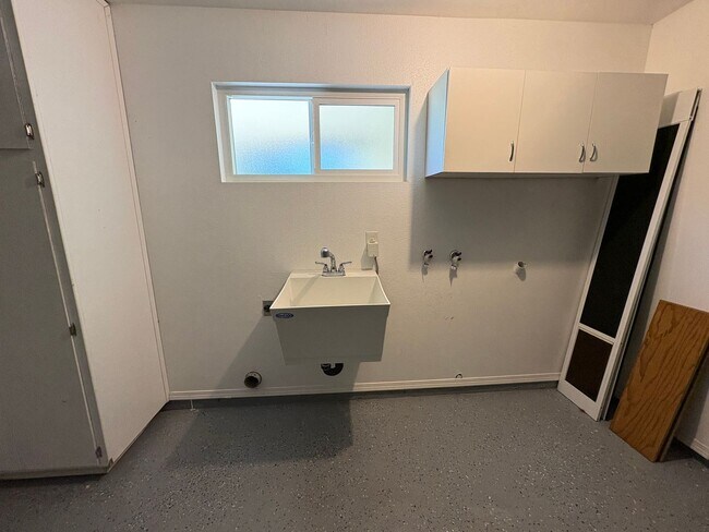 Building Photo - Beautiful Home with solar Rent Ready!