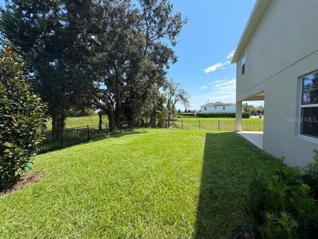 Foto del edificio - 15075 Tea Tree Dr