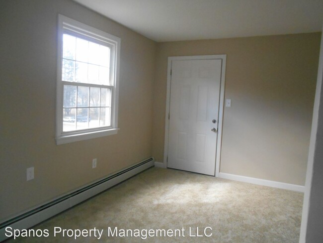 Building Photo - 2 br, 1 bath House - 1 Colonial Drive Unit 4