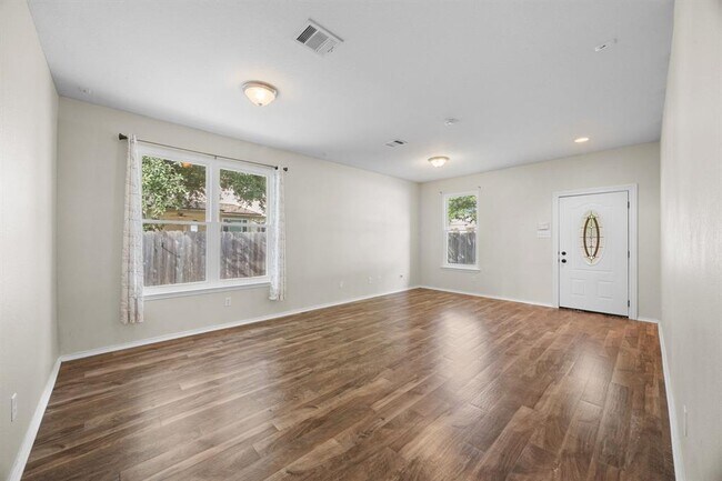 Foto del edificio - 4409 Woodstock Dr