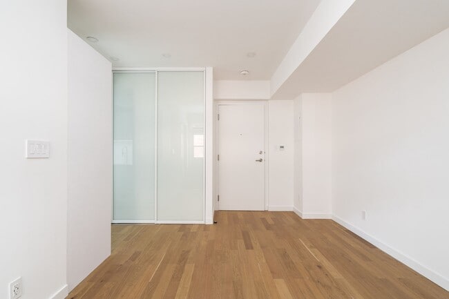 Building Photo - 160 Huron St