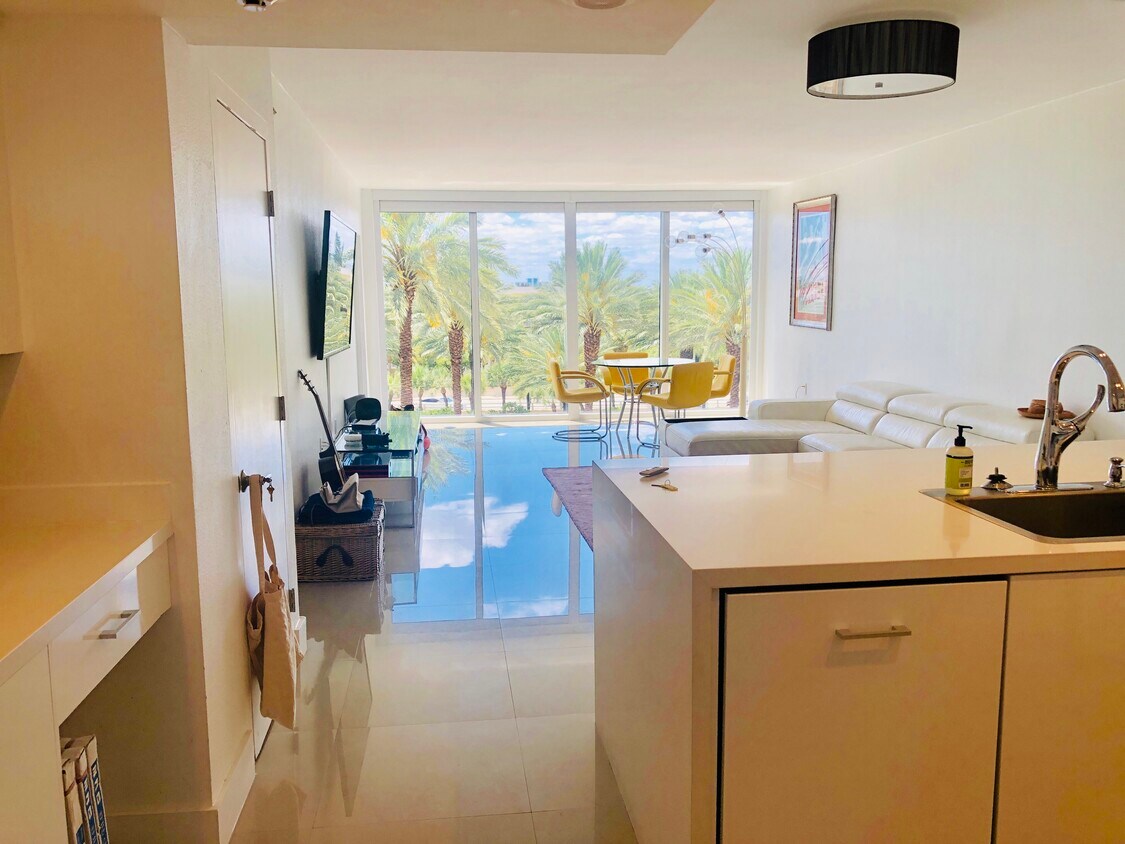 Foto principal - 10275 Collins Ave