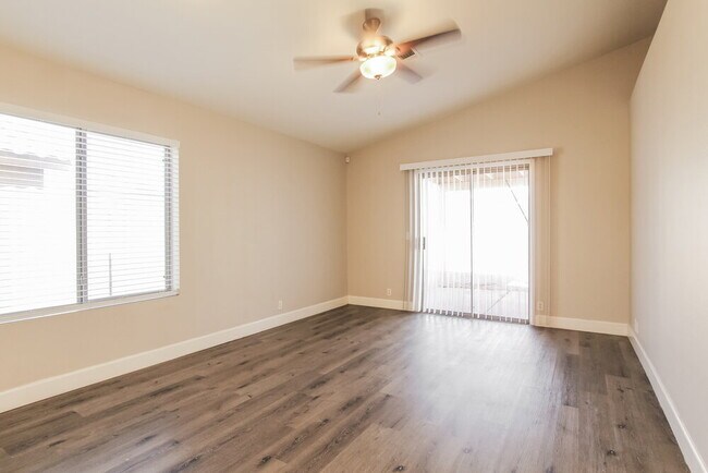 Foto del edificio - 15746 W Young St