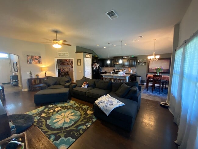 Building Photo - Beautiful 3 Bedroom Home with a Study in M...