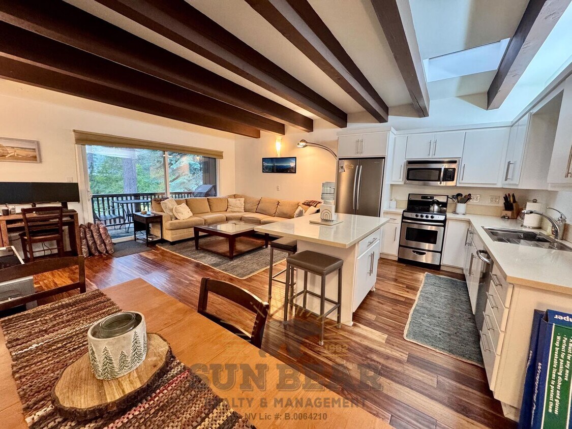 Foto principal - Beautiful furnished 3 bedroom! Great Locat...