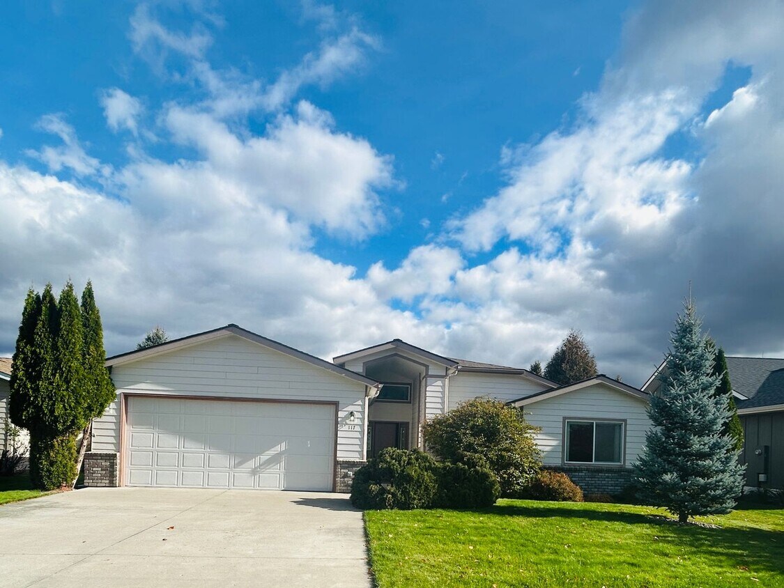 Foto principal - Beautiful Home on Village Greens with Vaulted Ceilings~A rare find!