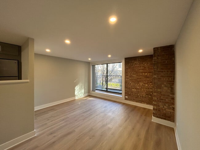Building Photo - 1254 N La Salle Dr