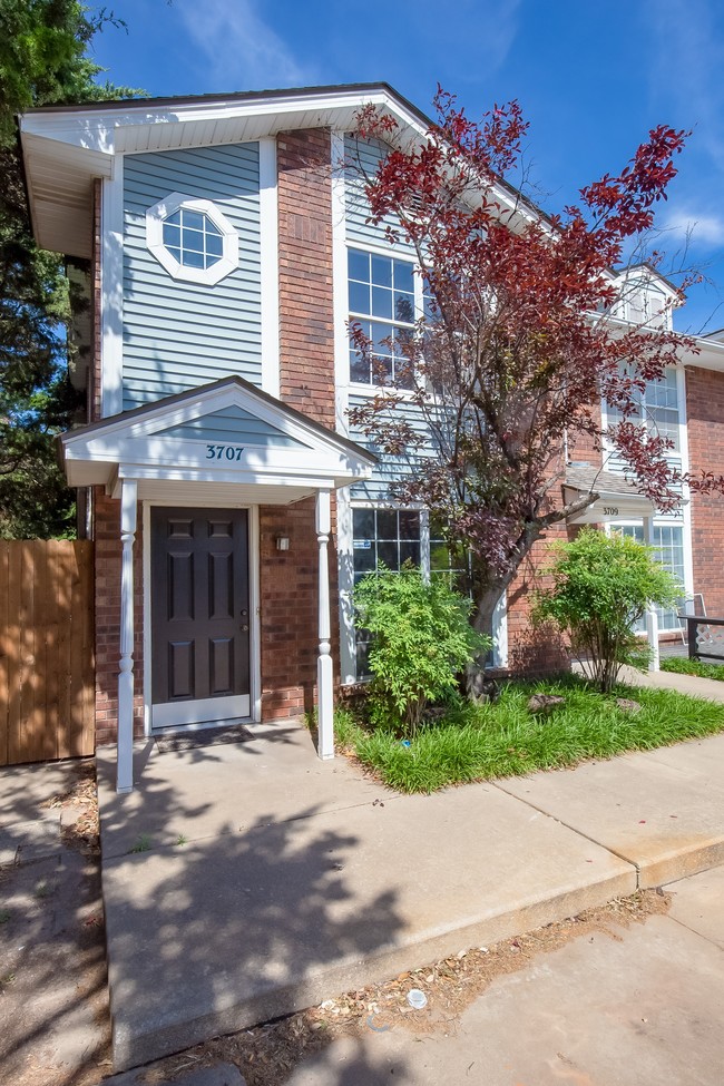 Building Photo - St Charles Townhomes