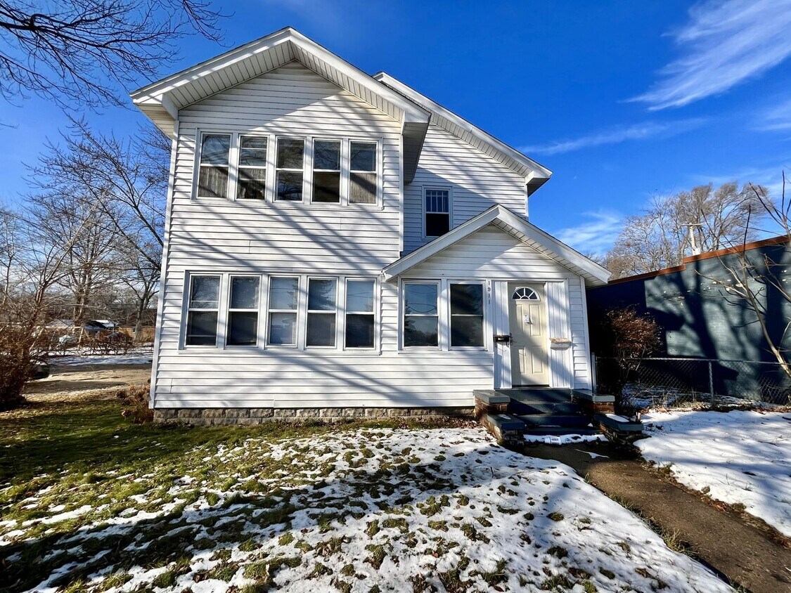 1911 Henry St Unit 2, Muskegon, MI 49441 Room for Rent in Muskegon