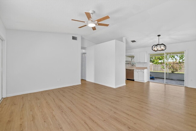 Building Photo - 561 SE Karrigan Terrace