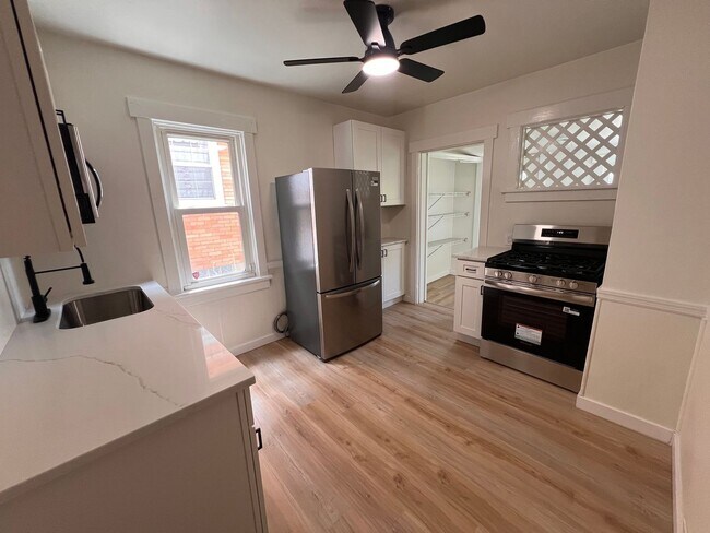 Foto del edificio - Pittsburgh - 4 Bedroom 2 Bathroom - Recent...