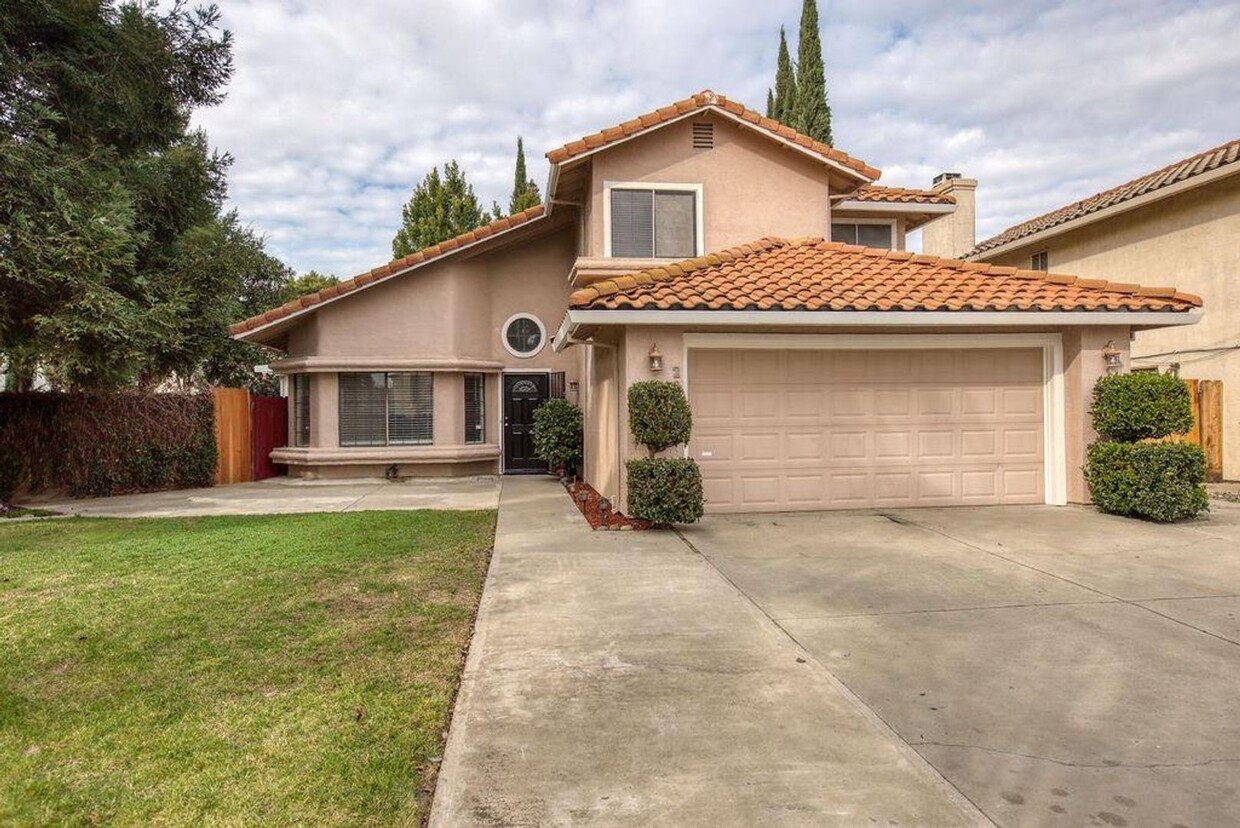 Foto principal - 4 bedroom in NW Modesto near shopping, Kai...