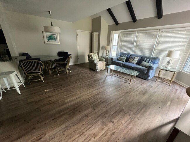 Sala de estar con mesa de comedor - 1204 Benna Dr
