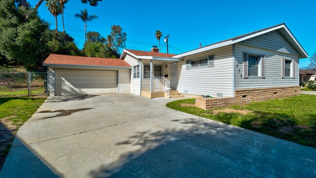 Building Photo - 3 Bed/2 Bath SFR in a Desirable Area