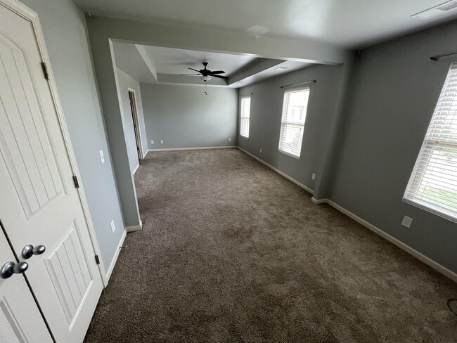 Building Photo - 913 Battleview Pl