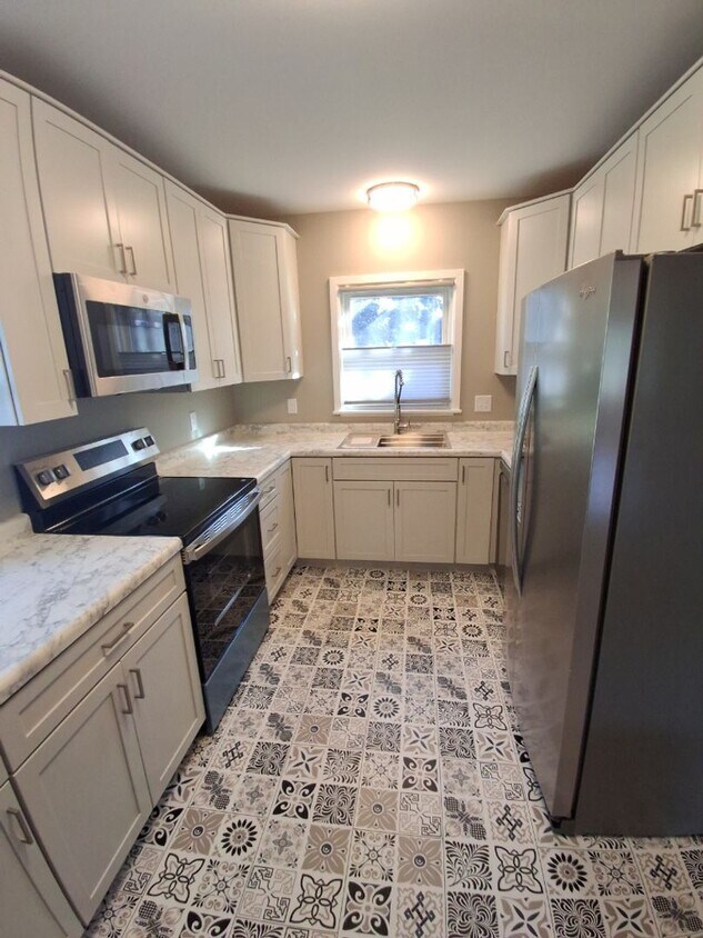 Foto principal - Renovated 3BR Duplex! Available Early Octo...