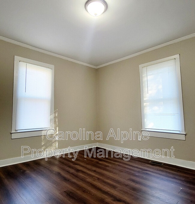 Foto del edificio - 2037 Pine Dr