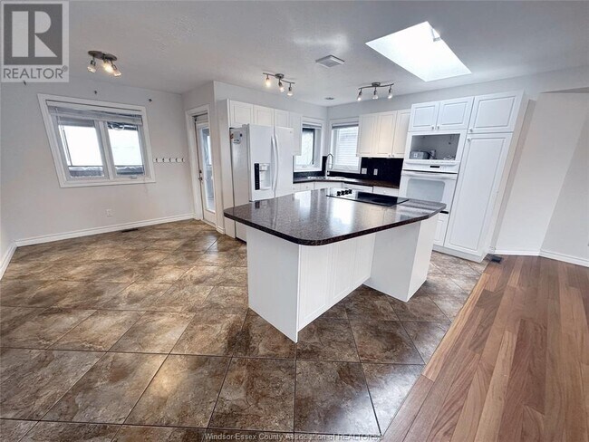 Photo du bâtiment - 1597 Whitewood Dr