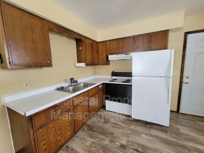 Building Photo - 1 BD, 1 BA Apartment With Off-Street Parki...