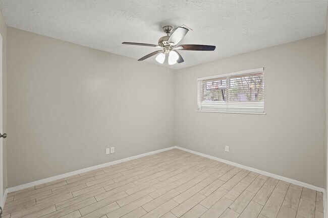 Building Photo - 105 Navajo Dr