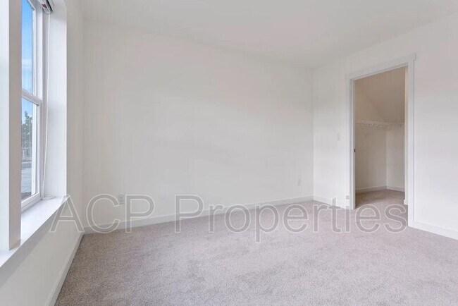 Building Photo - 2273 Currant St