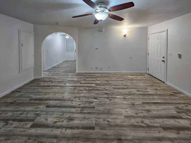 Foto del edificio - 117 S Silver Ridge St