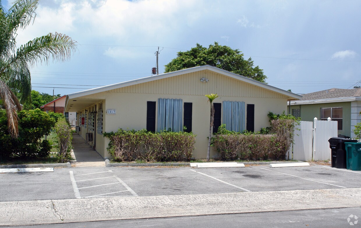 Primary Photo - 1017 N F St