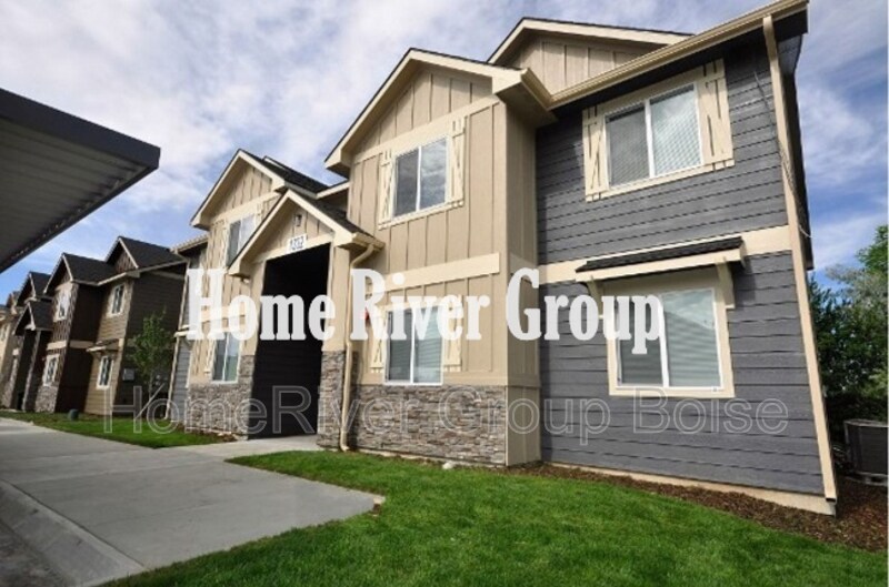 Primary Photo - 1324 S Edgewater Cir