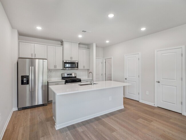 Building Photo - 702 Southland Dr