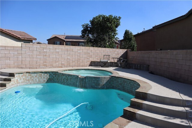 Foto del edificio - 15469 Adams Ln