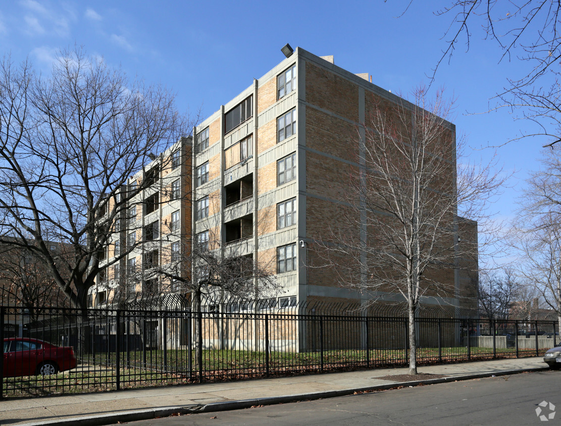 Foto del edificio - Potomac Gardens Apartments