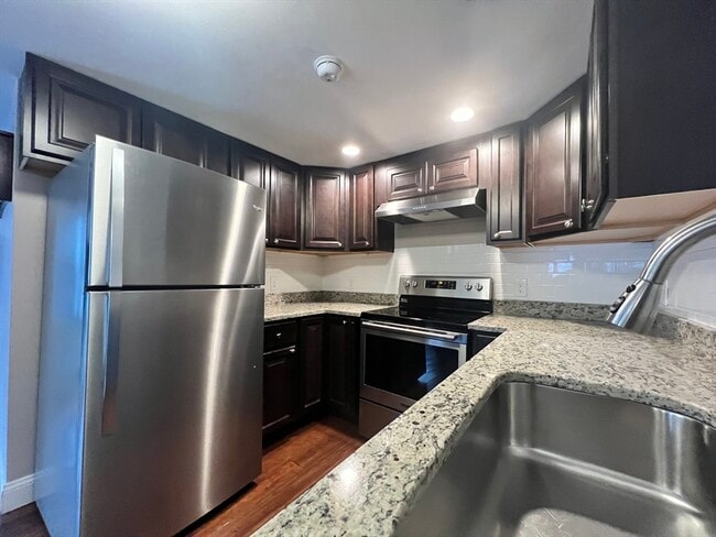 Foto del edificio - 166 Pleasant St