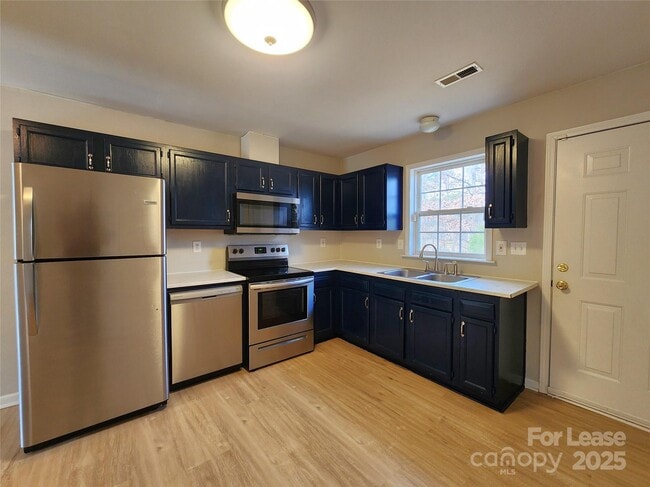 Foto del edificio - 1247 Forest Park Dr