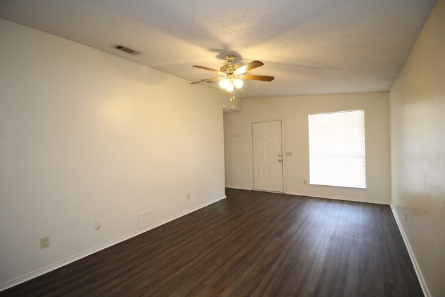 Foto del edificio - 3/2 brick with fenced backyard in SW Pensa...