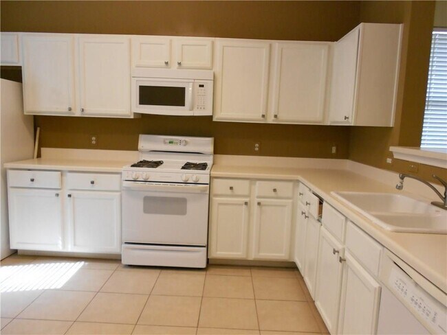 Building Photo - 2700 Cypress Point Dr