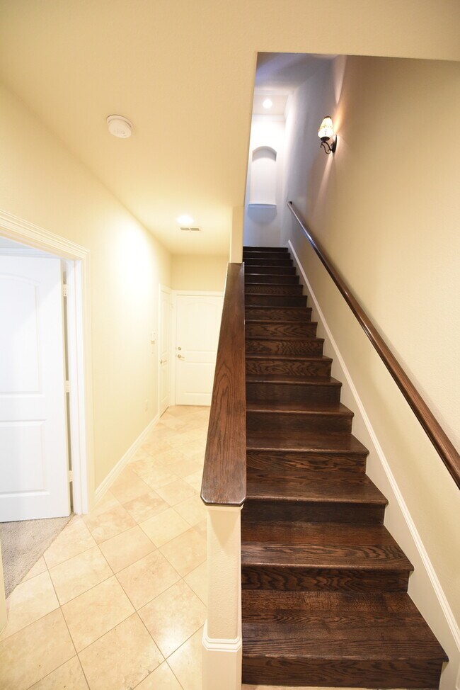 Foto del edificio - Beautiful 3-Story Lakewood Townhome!