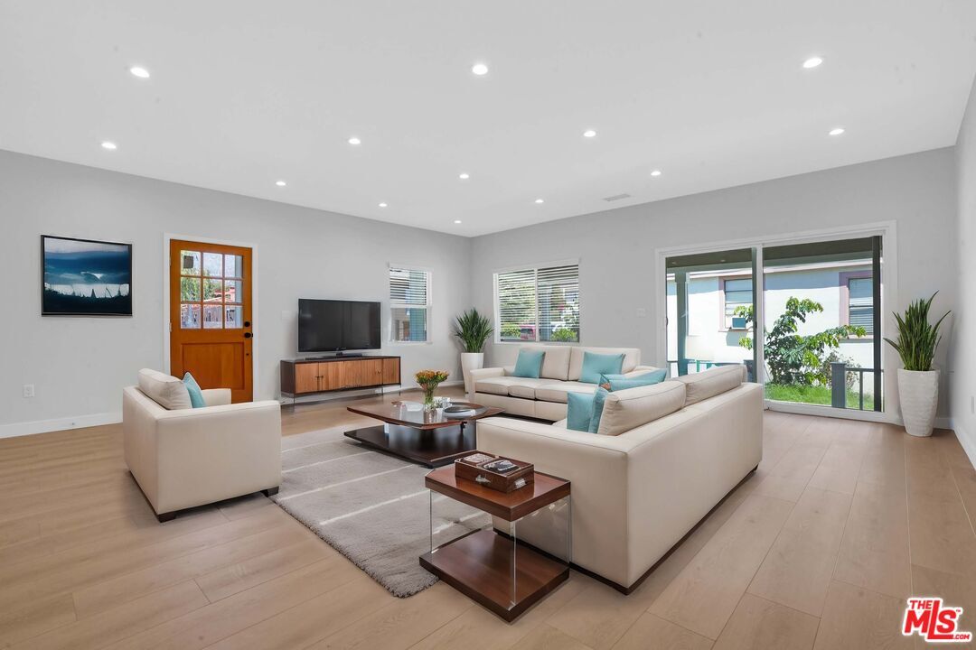 Foto principal - 616 Royal Oaks Dr