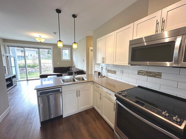 Photo du bâtiment - 110-110 Baxter Ave