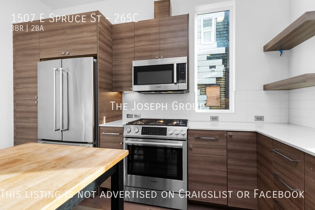 Building Photo - 3 bed/2 bath with rooftop deck overlooking...