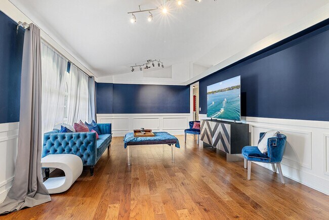 Foto del edificio - 542 N Cypress Dr